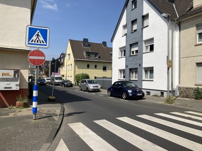 Vorschlag: Fahrradverkehr Einbahnstr. Tönnisbergstr. (Ecke Aulgasse/Schillerstr.)