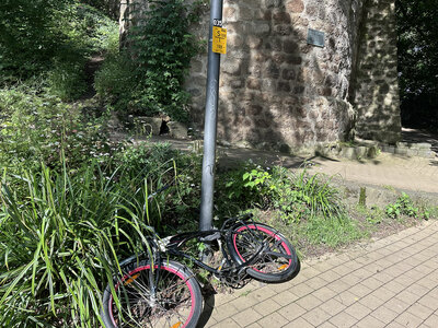 Mangelmeldung: Fahrrad verrottet unterhalb von Hexenturm