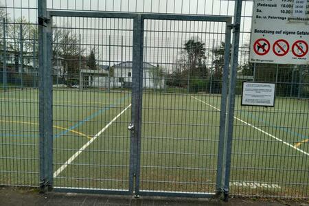 Mangelmeldung: Geschlossene Schulhöfe und Fussball-Kleinspielfelder entgegen der Öffnungzeiten (102e-8205)
