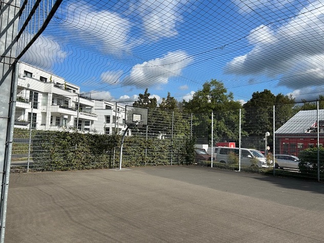 Investitionsvorschlag: Basketballplatz neben der Feuerwache: Ballfang-Netz höher hängen