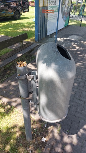 Mangelmeldung: Zigarettenkippen auf und unter dem Mülleimer 